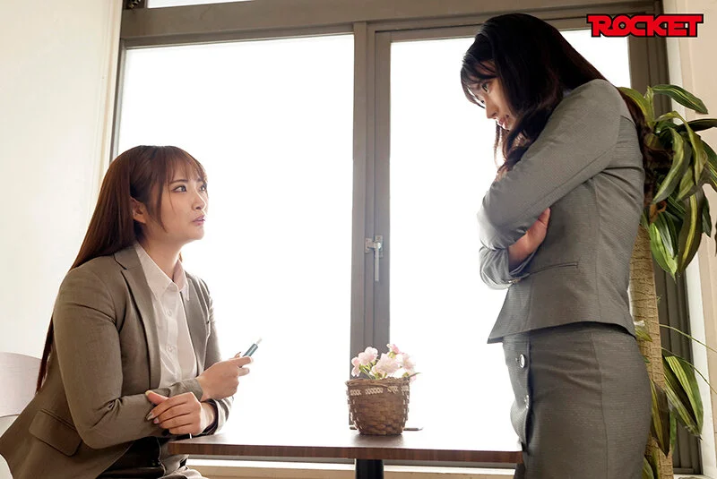 two-women-sparking-in-a-rival-competition